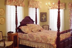 Queen with Whirlpool Tub room photo